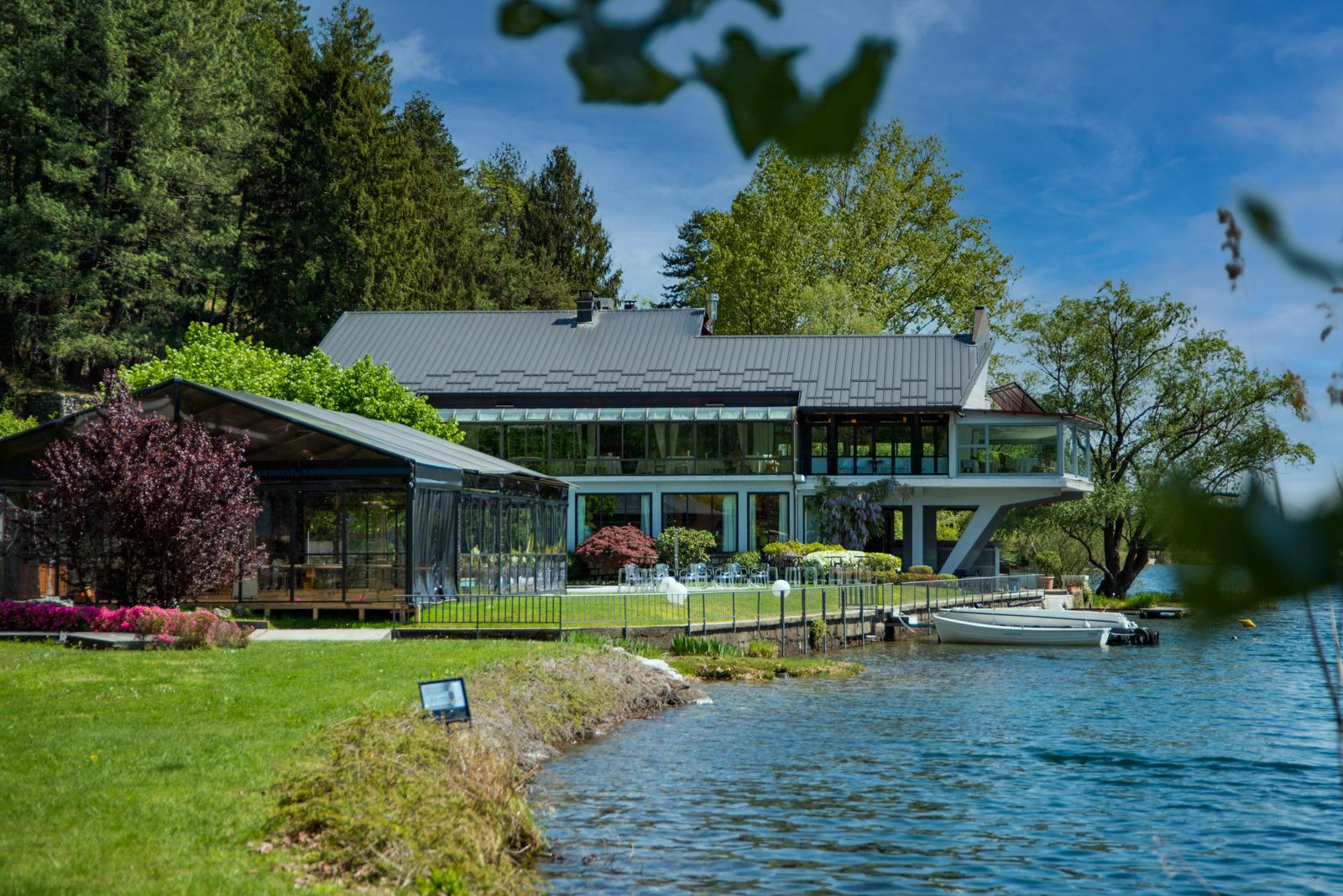 Un tavolo che diventa lago